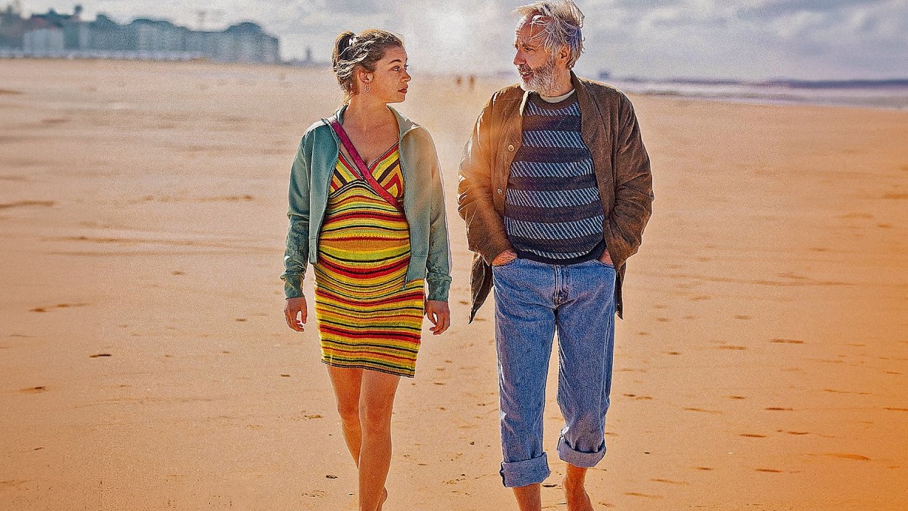 La Petite, la recensione: Fabrice Luchini mattatore di un dramma sulla maternità surrogata