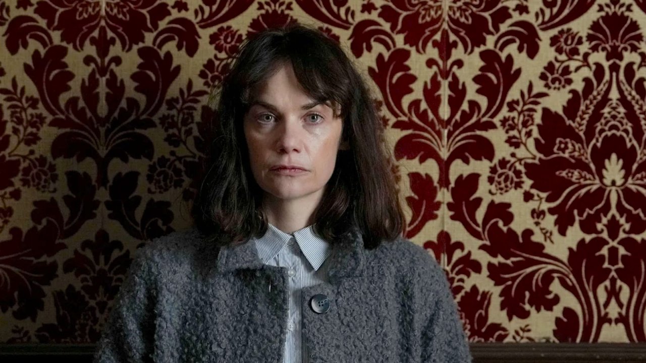 The Woman In The Wall, recensione: Ruth Wilson è eccezionale nella serie su Paramount+