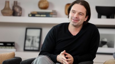 Cap ha davvero il Lato B più bello d'America? Lo scatto di Sebastian Stan  nudo mette in crisi i fan [FOTO]