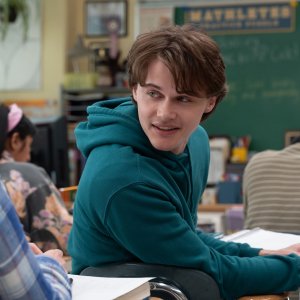 Mean Girls: Christopher Briney in una scena del remake del 2024