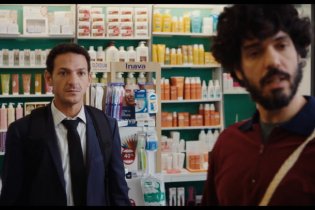 Una bugia per due - Clip 'La farmacia'