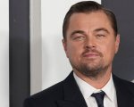 Leonardo DiCaprio sul set del film di Paul Thomas Anderson sembra Drugo Lebowski
