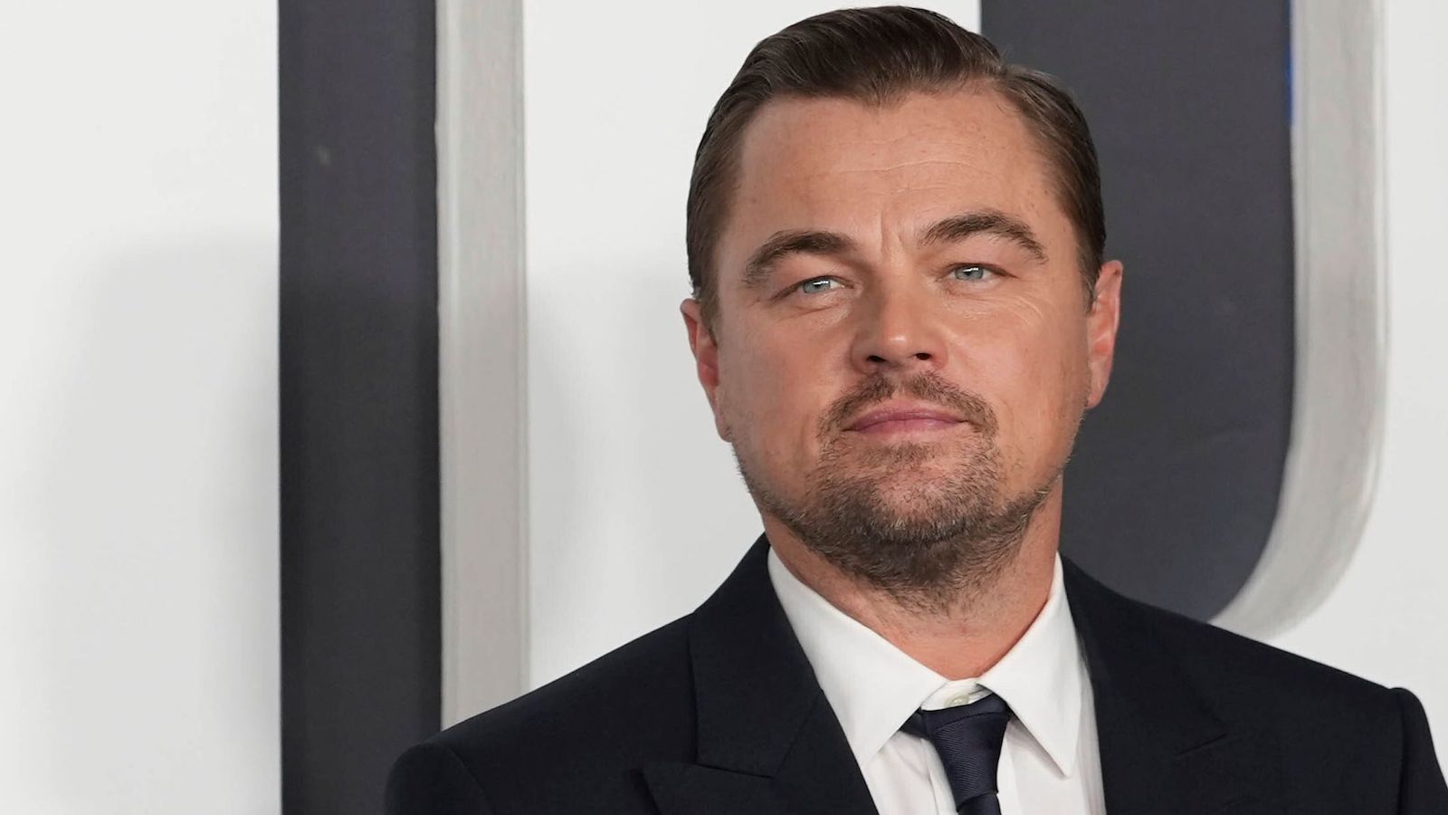 Leonardo DiCaprio sul set del film di Paul Thomas Anderson sembra Drugo Lebowski