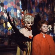 Sandra Milo e Giulietta Masina in una foto del film Giulietta degli spiriti