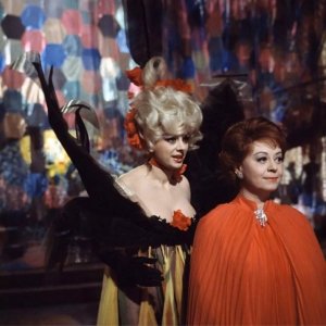 Sandra Milo e Giulietta Masina in una foto del film Giulietta degli spiriti