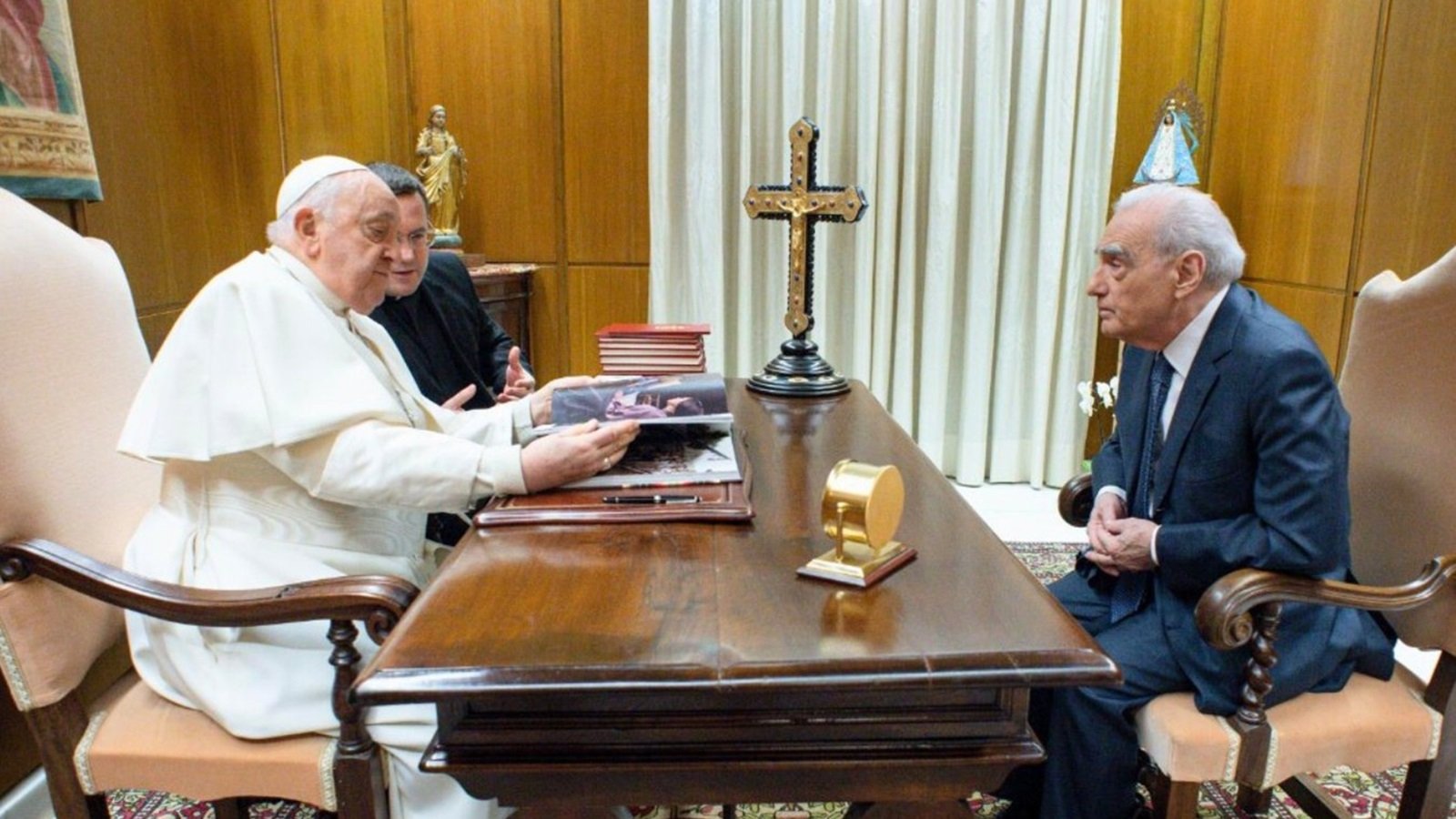 Martin Scorsese incontra Papa Francesco e gli regala un libro sul film Killers of the Flower Moon