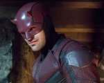 Daredevil: Born Again, Matt Murdock coinvolto in un bacio appassionato nelle foto dal set