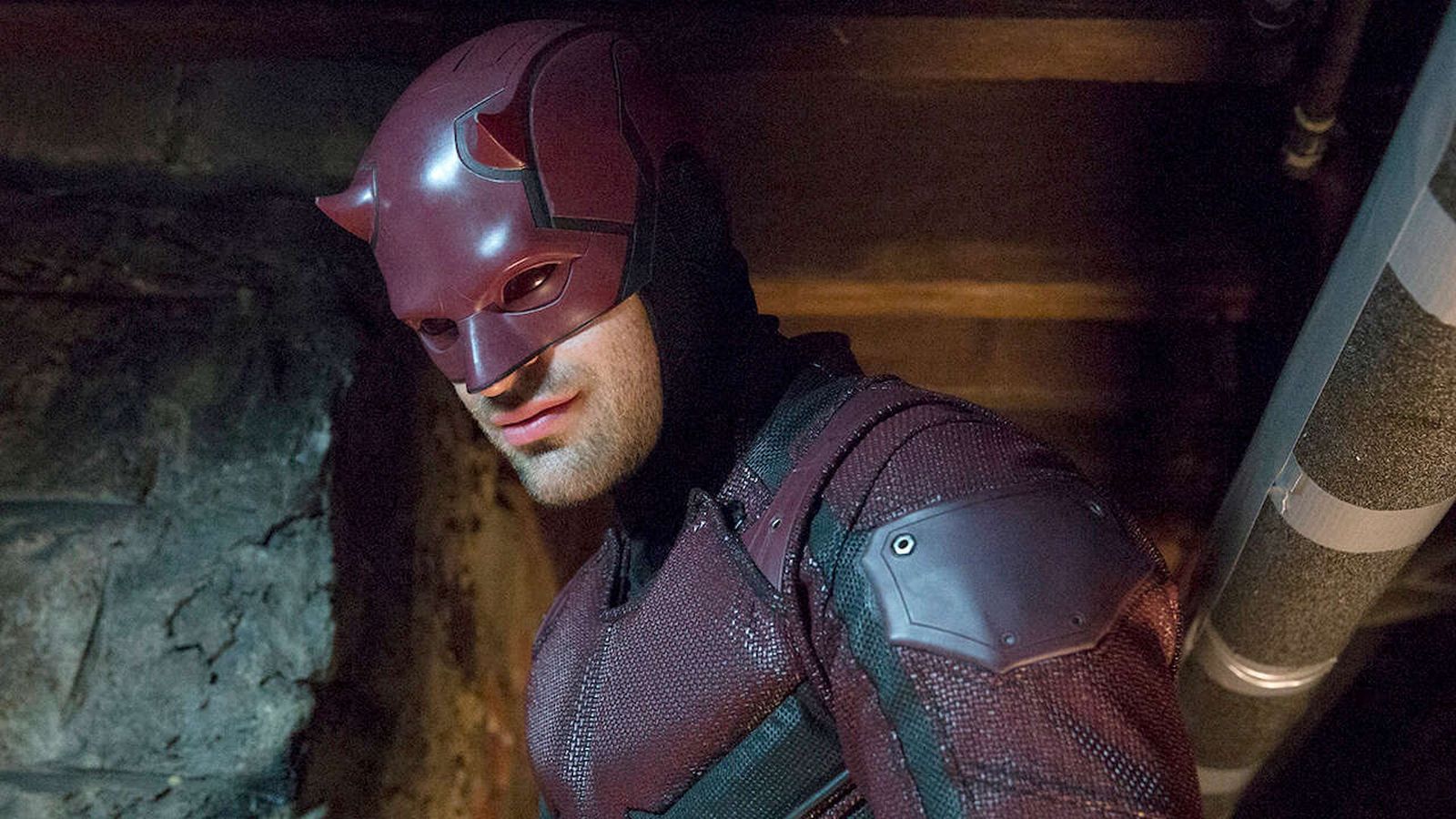 Daredevil: Born Again, Matt Murdock coinvolto in un bacio appassionato nelle foto dal set