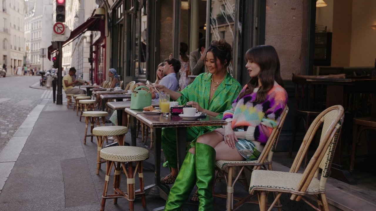 Emily in Paris non è la benvenuta nella città francese: la produzione della serie accolta da scritte offensive