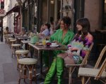 Emily in Paris non è la benvenuta nella città francese: la produzione della serie accolta da scritte offensive
