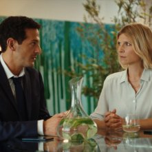 Un bugia per due: Vincent Dedienne e Clémence Poésy in una scena