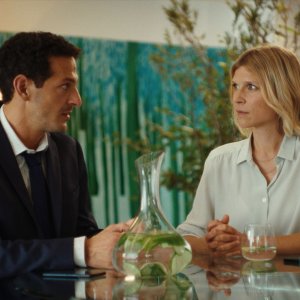 Un bugia per due: Vincent Dedienne e Clémence Poésy in una scena