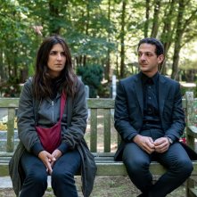 Una bugia per due: Vincent Dedienne e Géraldine Nakache in una scena su una panchina