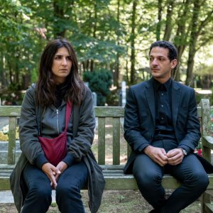 Una bugia per due: Vincent Dedienne e Géraldine Nakache in una scena su una panchina