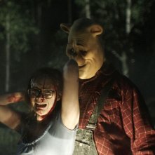 Winnie the Pooh: sangue e miele, una scena del film: la mattanza ha inizio