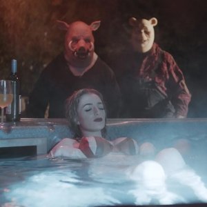 Winnie the Pooh: sangue e miele, una scena del film: Pimpi e Winnie all'attacco