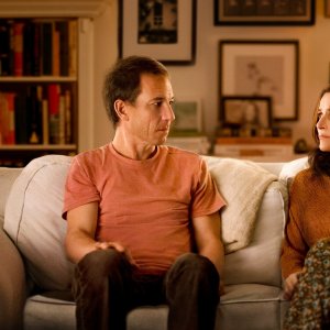 A dire il vero: Julia Louis-Dreyfus, Tobias Menzies in una foto