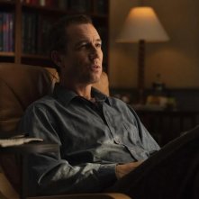 A dire il vero: Tobias Menzies in una scena del film