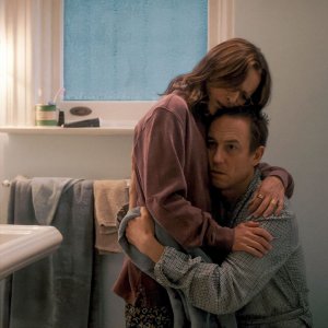 A dire il vero: Julia Louis-Dreyfus, Tobias Menzies in una scena