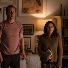 A dire il vero: Julia Louis-Dreyfus, Tobias Menzies in un momento del film