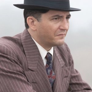 Lansky: John Magaro in una scena del film