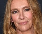 Toni Collette protagonista della commedia A French Pursuit di Catherine Hardwicke