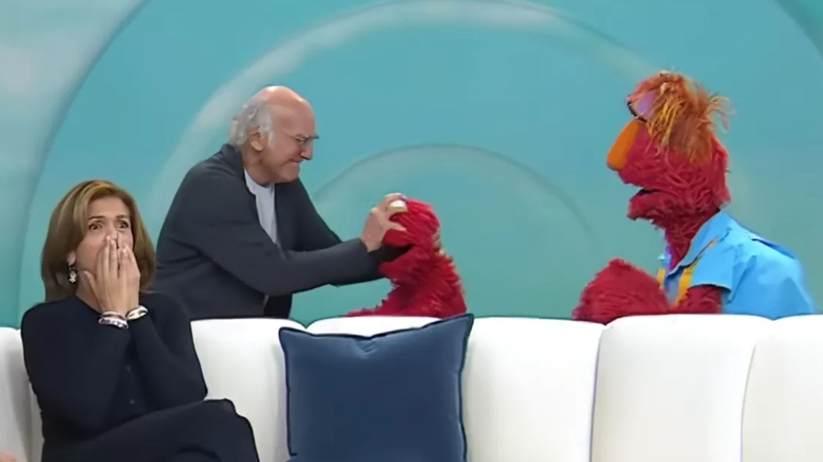 Larry David aggredisce Elmo dei Muppets in diretta tv, poi si scusa, il presidente Biden solidale col pupazzo