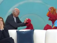Larry David aggredisce Elmo dei Muppets in diretta tv, poi si scusa, il presidente Biden solidale col pupazzo