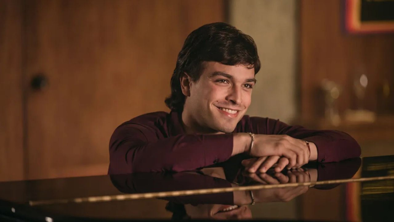 Chi è Leo Gassmann: ospite di Sanremo 2024 e protagonista del film TV Califano