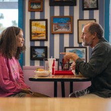 Suncoast: Nico Parker e Woody Harrelson in una scena del film