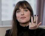 Dakota Johnson critica il mondo di Hollywood: 'Hanno tutti paura e non prendono rischi'