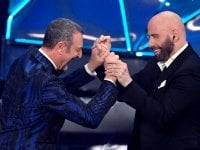 Sanremo 2024: non si sevizia un John Travolta