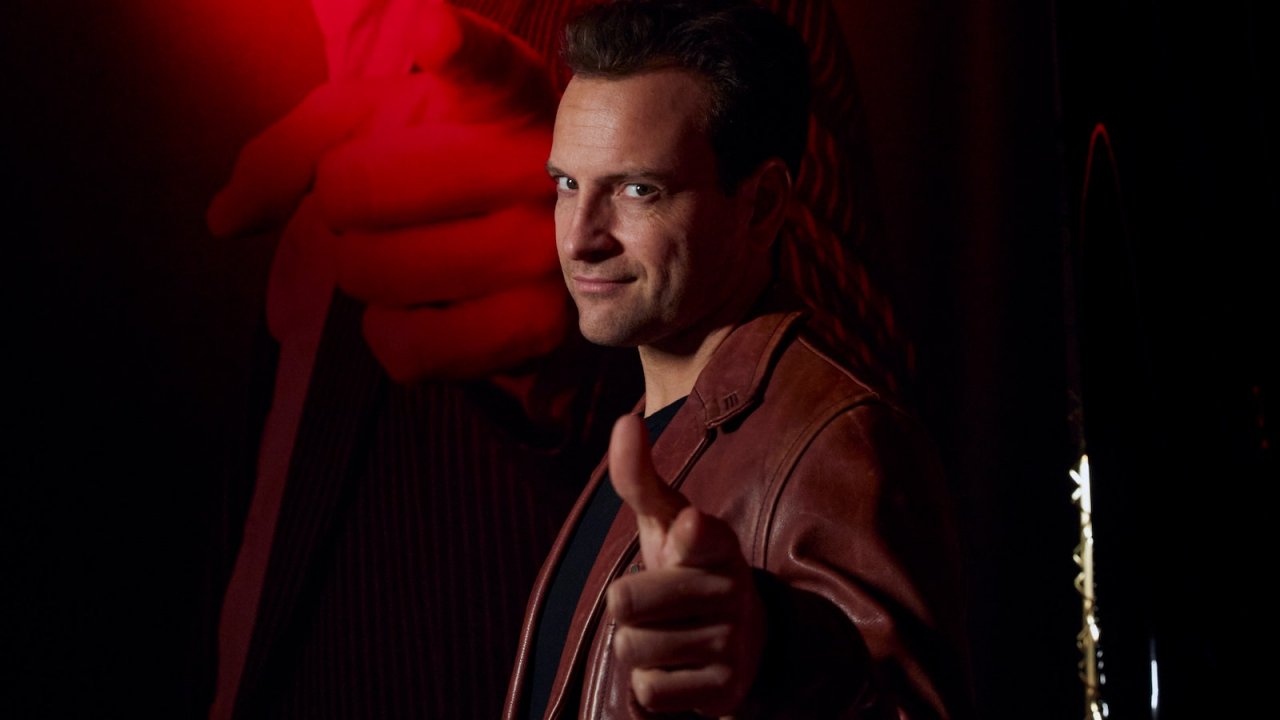 Supersex: Alessandro Borghi è esagerato nei panni della pornostar Rocco Siffredi nel trailer