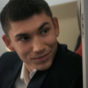 Upgraded:  Archie Renaux in una scena del film