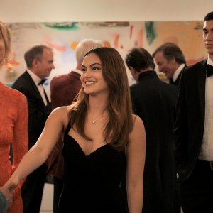 Upgraded: Lena Olin, Anthony Head, Camila Mendes, Archie Renaux in una scena del film