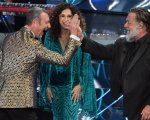 Sanremo 2024, Russell Crowe prende in giro John Travolta per il ballo del qua qua: 'What the f...'