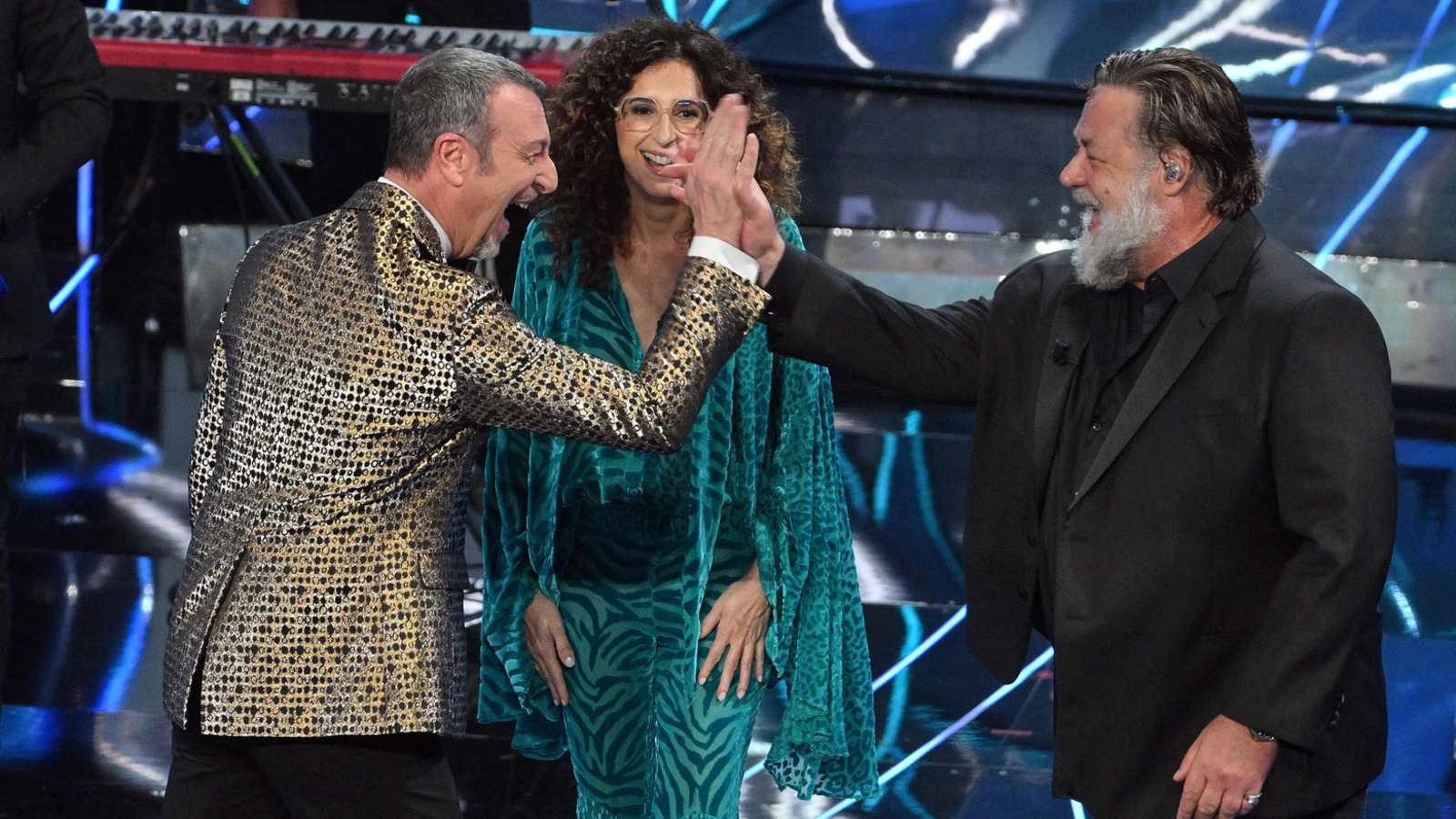 Sanremo 2024, Russell Crowe prende in giro John Travolta per il ballo del qua qua: 'What the f...'
