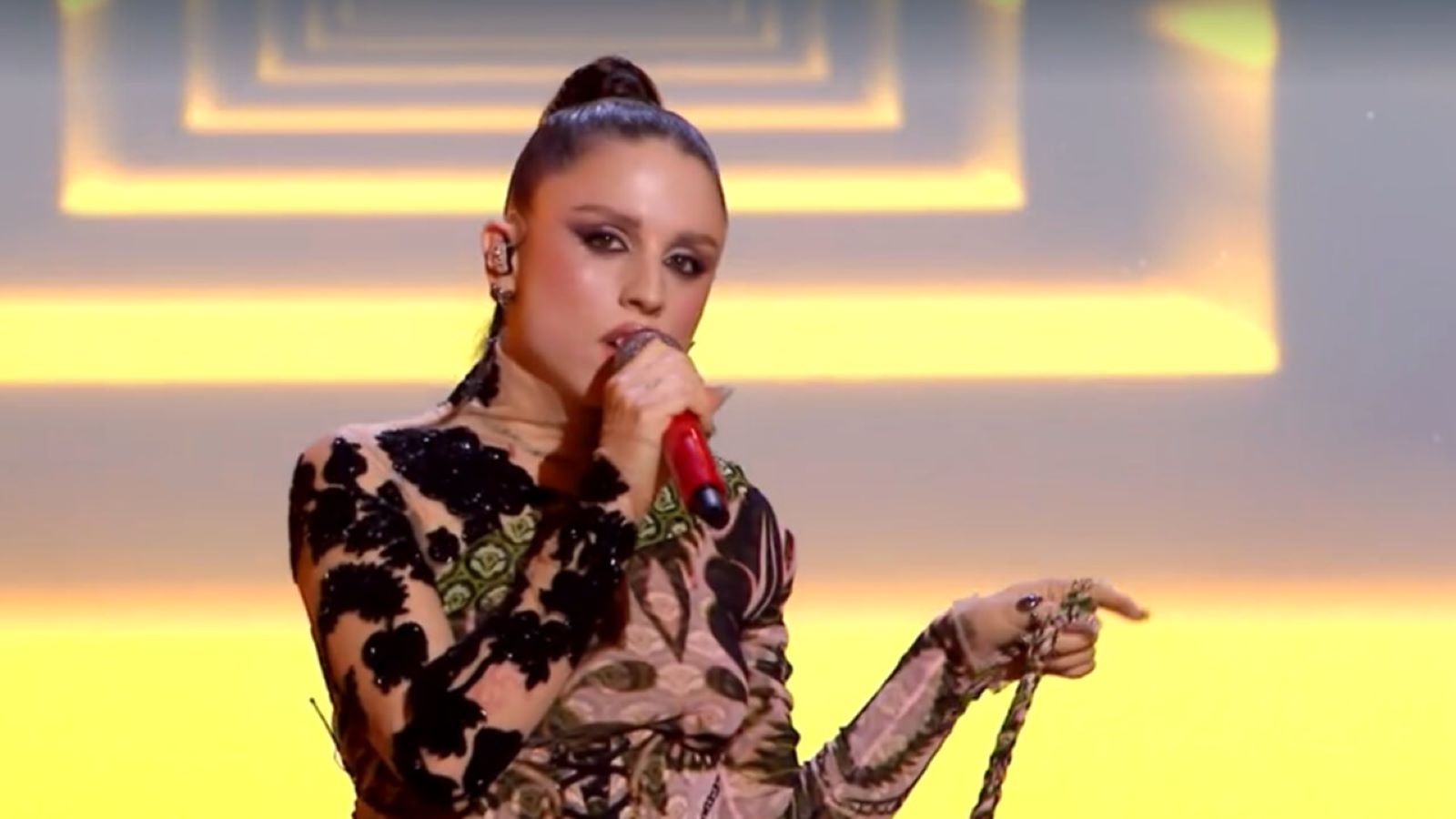 Sanremo 2024, Angelina Mango canta 'La rondine': testo e significato della canzone del papà, il cantante Mango