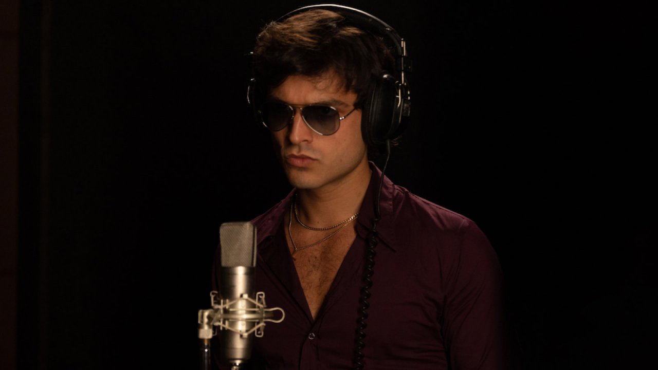 Califano, la recensione: Leo Gassmann rivede il poeta in un onesto (ma patinato) film tv