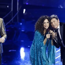 Sanremo 2024: Amadeus e la co-conduttrice Teresa Mannino con Gianni Morandi, ospite della terza serata