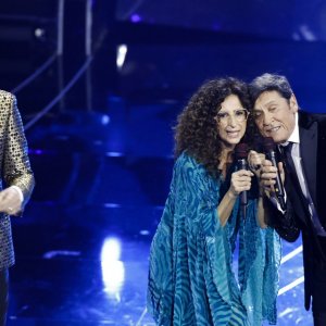 Sanremo 2024: Amadeus e la co-conduttrice Teresa Mannino con Gianni Morandi, ospite della terza serata