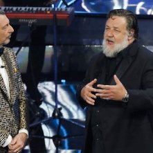 Sanremo 2024: Amadeus con Russel Crowe, ospite internazionale della terza serata