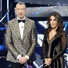 Sanremo 2024: Amadeus e Sabrina Ferilli in un momento della terza serata
