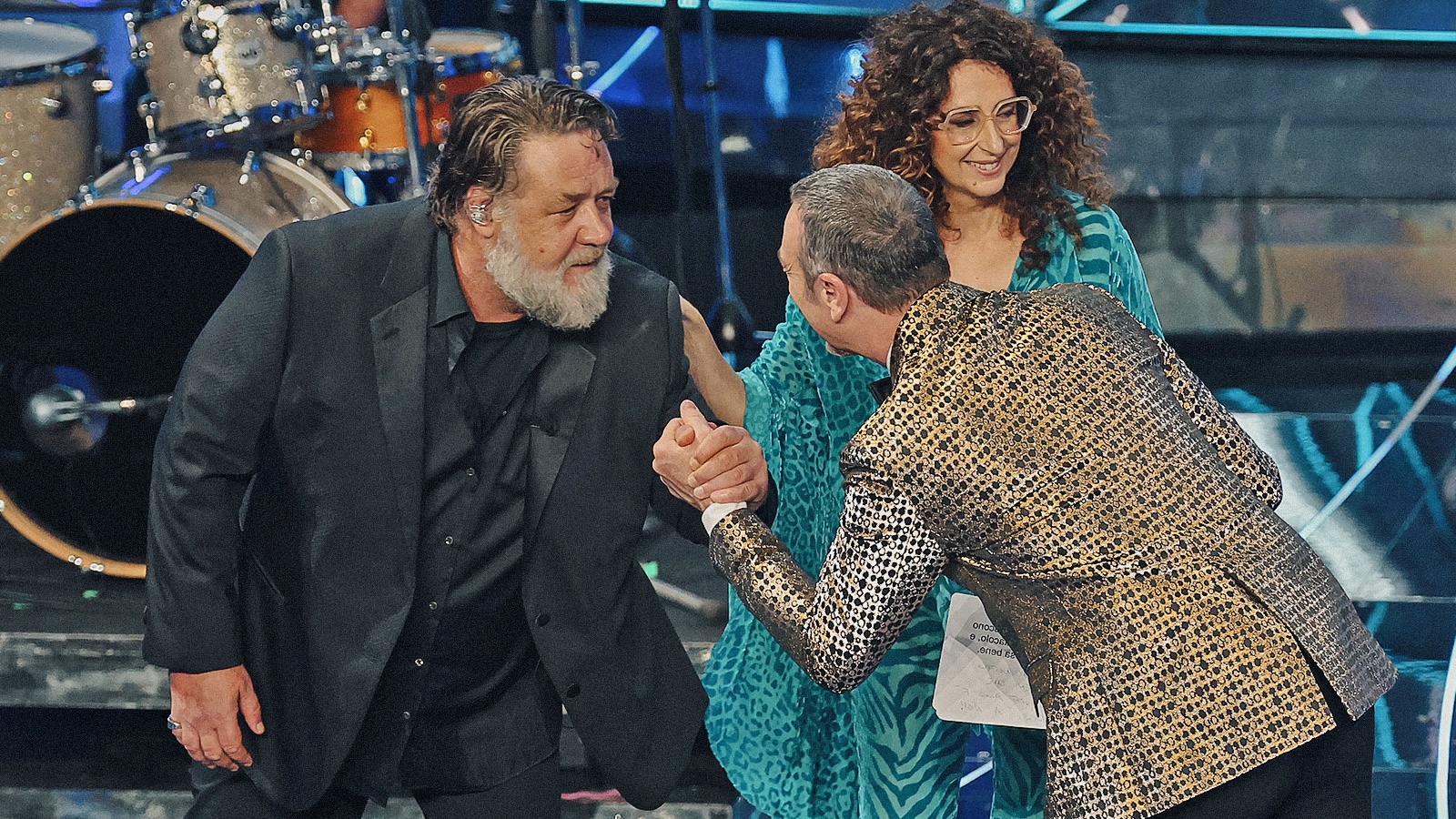 Sanremo 2024: le pagelle della terza serata. Russell Crowe generoso, l'Ariston in piedi per Angelina Mango