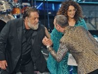 Sanremo 2024: le pagelle della terza serata. Russell Crowe generoso, l'Ariston in piedi per Angelina Mango