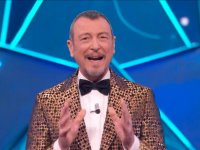 Sanremo 2024, terza serata al via con la polemica di Amadeus: 'Si è parlato troppo di John Travolta'