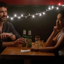 Players: Tom Ellis e Gina Rodriguez in una scena del film