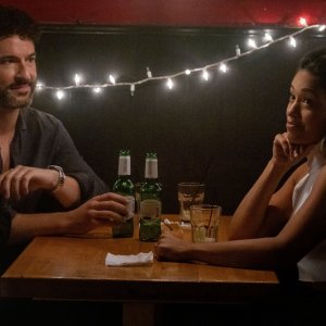 Players: Tom Ellis e Gina Rodriguez in una scena del film