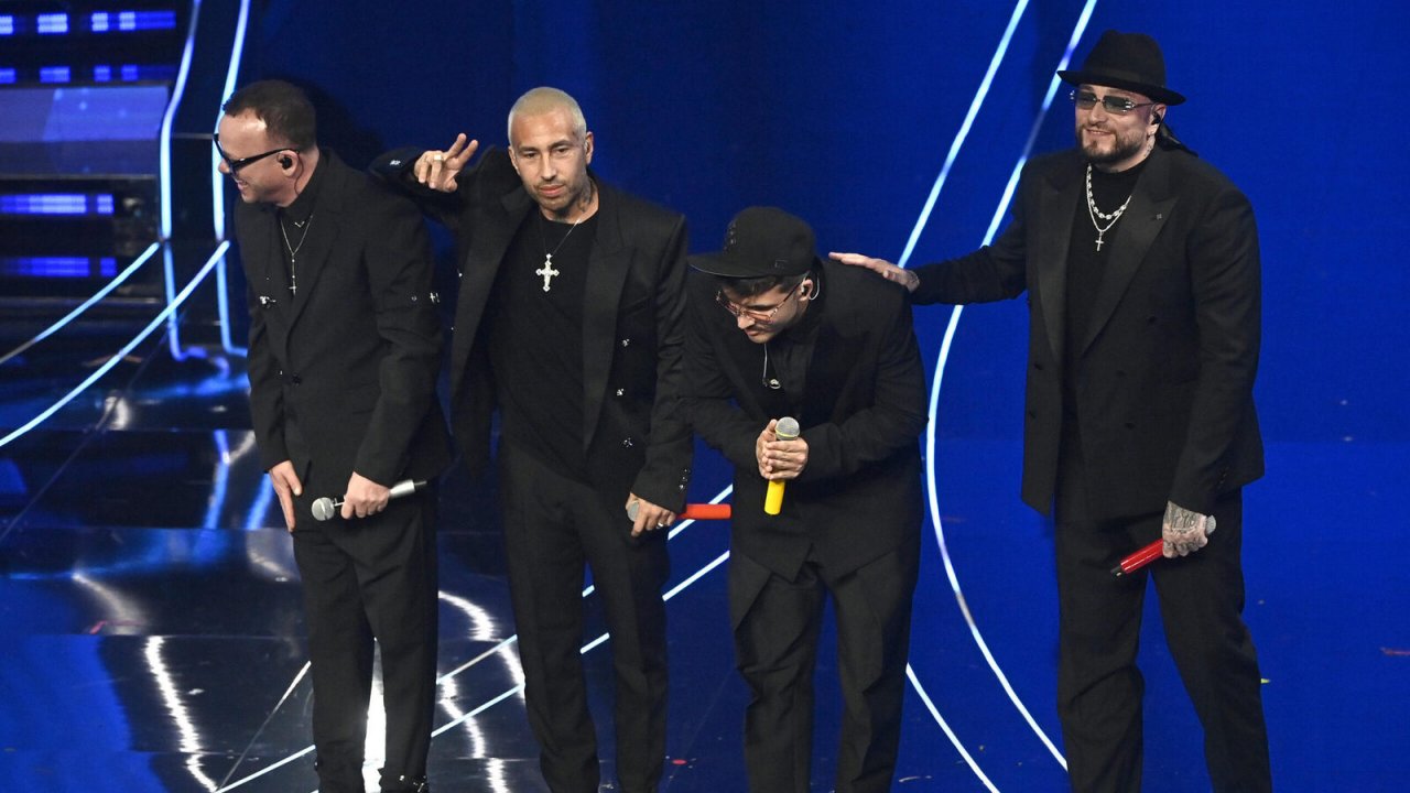 Sanremo 2024, Geolier vince la serata cover, ma viene contestato: 'L'esibizione più brutta della mia vita'