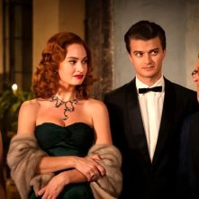 Finalmente l'alba: Rebecca Antonacci, Lily James, Joe Keery e Willem Dafoe in una scena